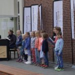 Kinder und Jugendliche präsentieren sich beim Open Air Konzert