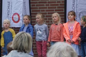 Kinder und Jugendliche präsentieren sich beim Open Air Konzert