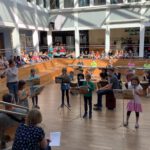 Kinder und Lehrkräfte musizieren beim Konzert in der Ostwallschule