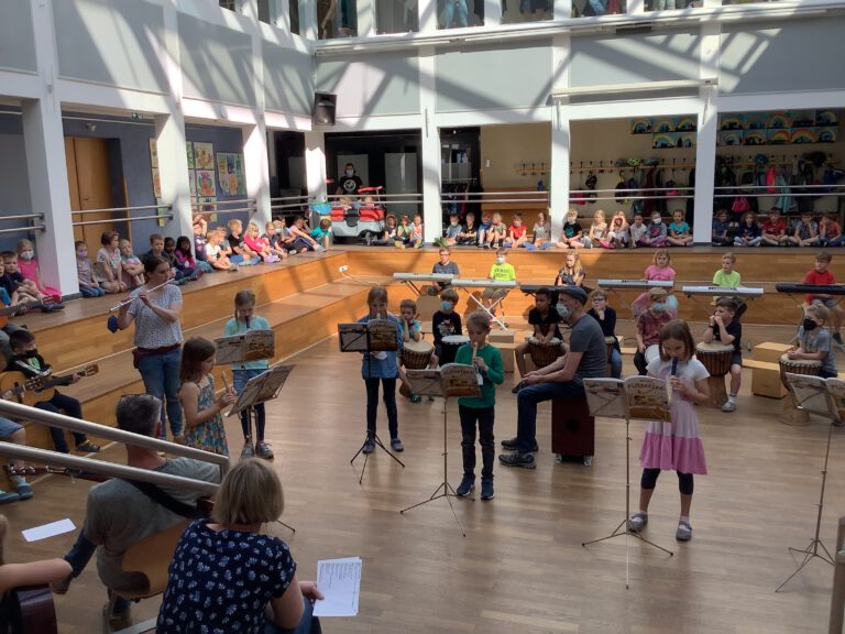 Kinder und Lehrkräfte musizieren beim Konzert in der Ostwallschule