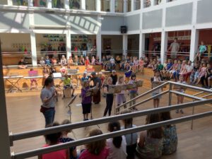 Kinder und Lehrkräfte musizieren beim Konzert in der Ostwallschule