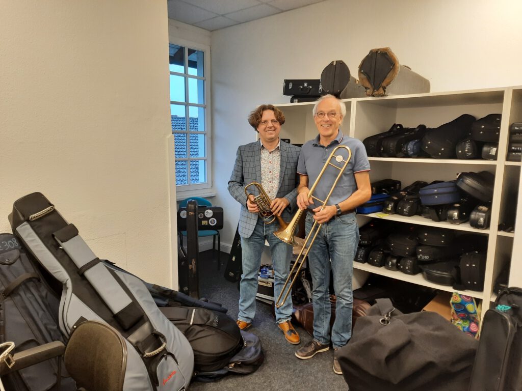 Friedemann Wende und Matthias Lichtenfeld bei Instrumentenübergabe