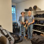 Friedemann Wende und Matthias Lichtenfeld bei Instrumentenübergabe