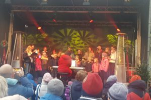 Kinder- und Jugendchor beim Adventsmarkt in Lüdinghausen