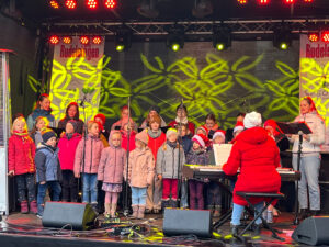 Kinder- und Jugendchor des Musikschulkreises auf dem Weihnachtsmarkt in Lüdinghausen