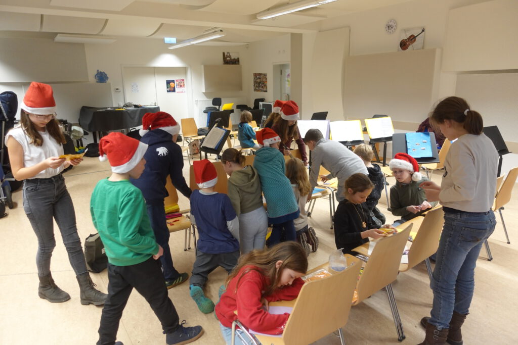 GSO Streicher bastelt für Adventskalender 2025